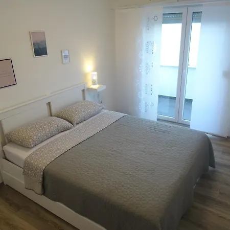 Semesterbostad Seaside Mit Pool Fur 12 Personen Posedarje